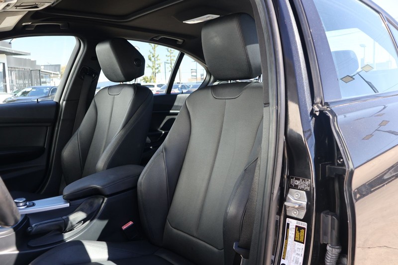 BMW 3 Series Vehicle Full-screen Gallery Image 17