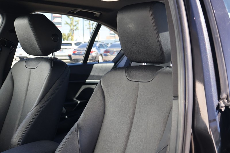 BMW 3 Series Vehicle Full-screen Gallery Image 18