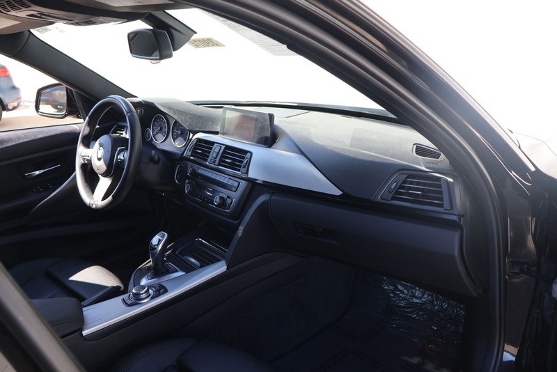 BMW 3 Series Vehicle Full-screen Gallery Image 19