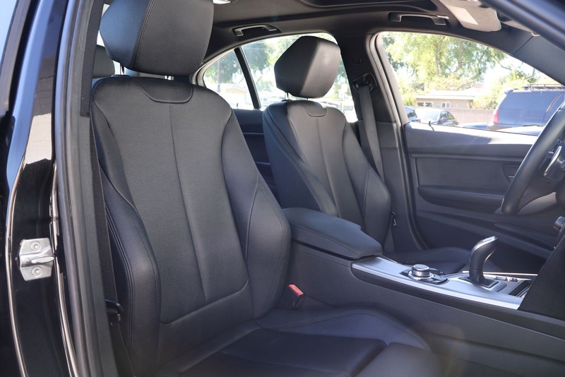 BMW 3 Series Vehicle Full-screen Gallery Image 20