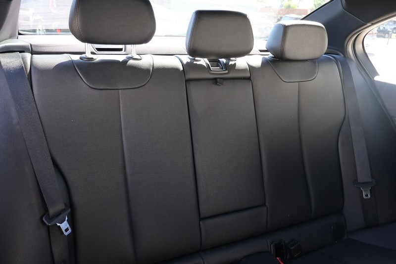 BMW 3 Series Vehicle Full-screen Gallery Image 21