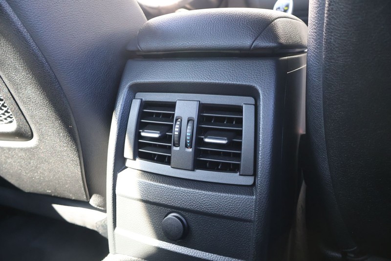 BMW 3 Series Vehicle Full-screen Gallery Image 22