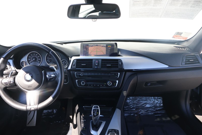 BMW 3 Series Vehicle Full-screen Gallery Image 23