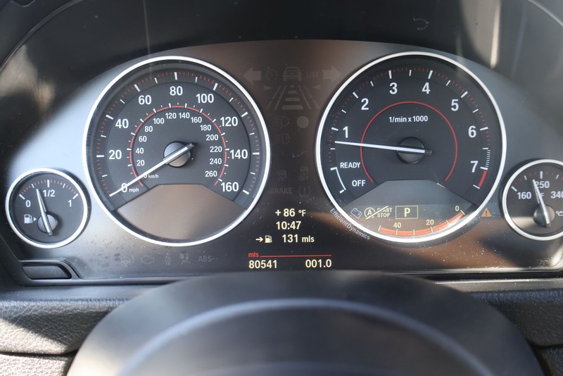 BMW 3 Series Vehicle Full-screen Gallery Image 24