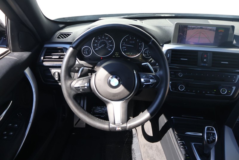 BMW 3 Series Vehicle Full-screen Gallery Image 25