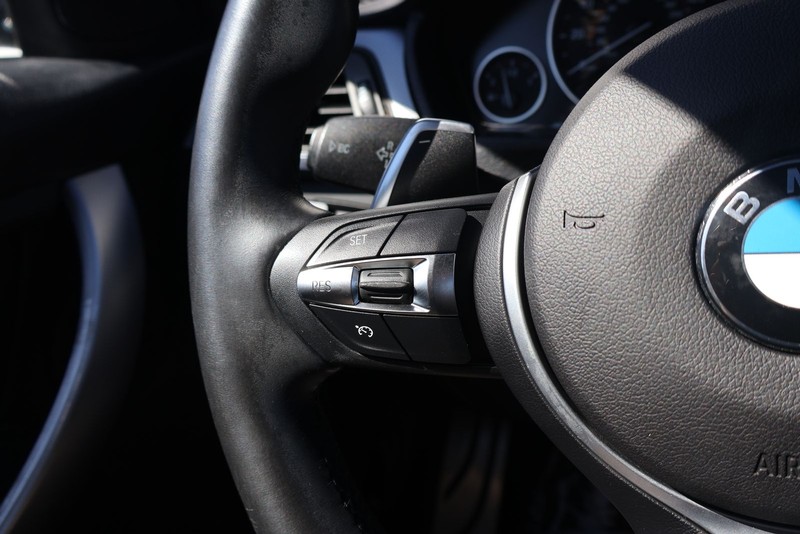 BMW 3 Series Vehicle Full-screen Gallery Image 26