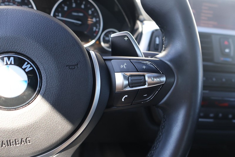 BMW 3 Series Vehicle Full-screen Gallery Image 27