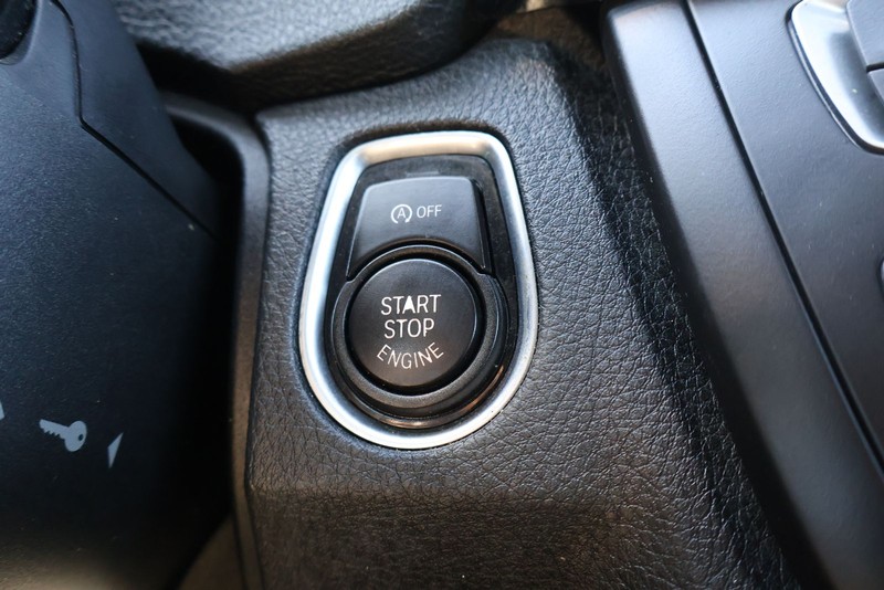 BMW 3 Series Vehicle Full-screen Gallery Image 28