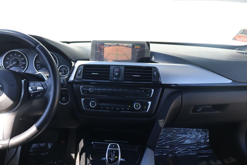 BMW 3 Series Vehicle Full-screen Gallery Image 29