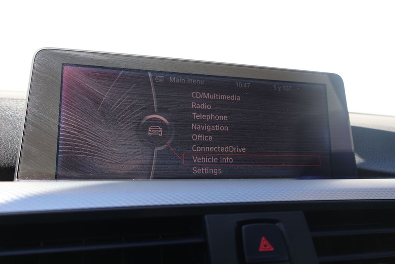 BMW 3 Series Vehicle Full-screen Gallery Image 30