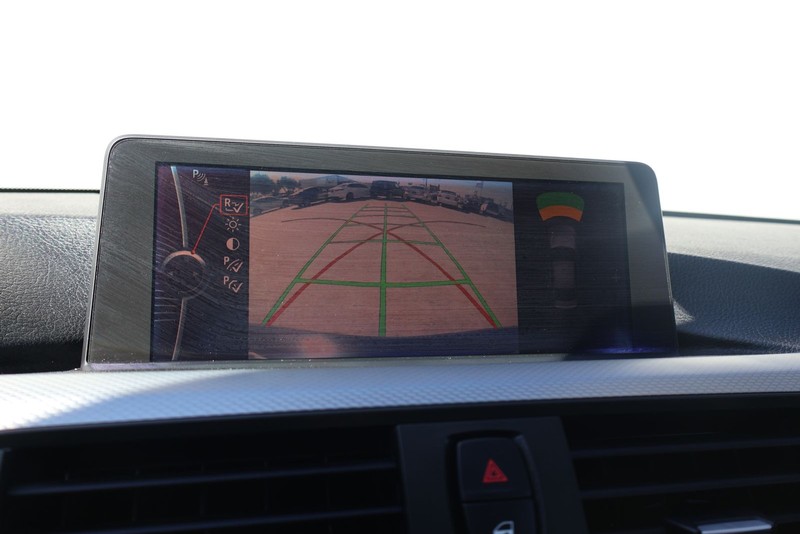 BMW 3 Series Vehicle Full-screen Gallery Image 31