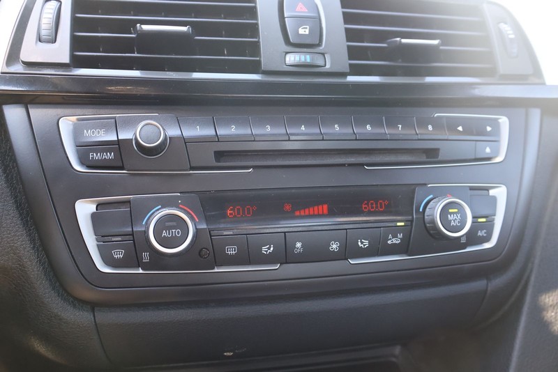 BMW 3 Series Vehicle Full-screen Gallery Image 32