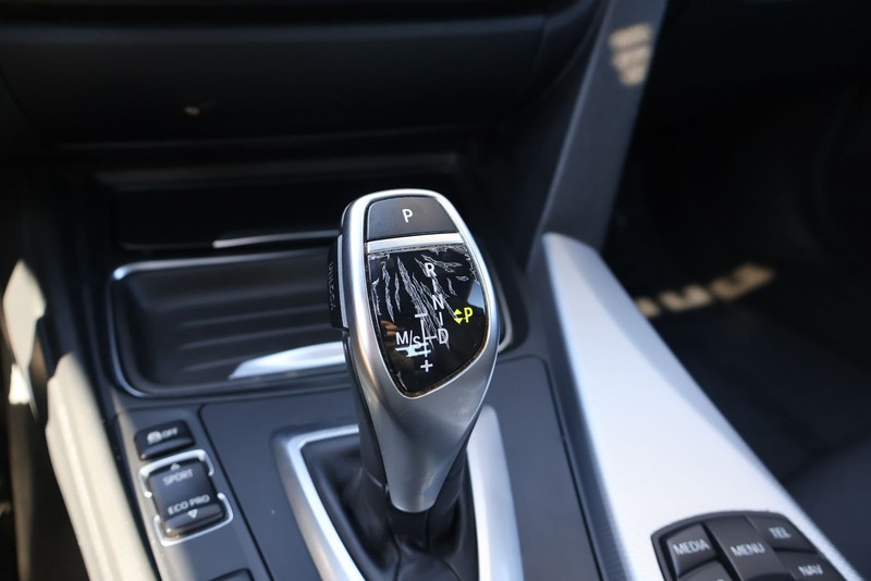 BMW 3 Series Vehicle Full-screen Gallery Image 33