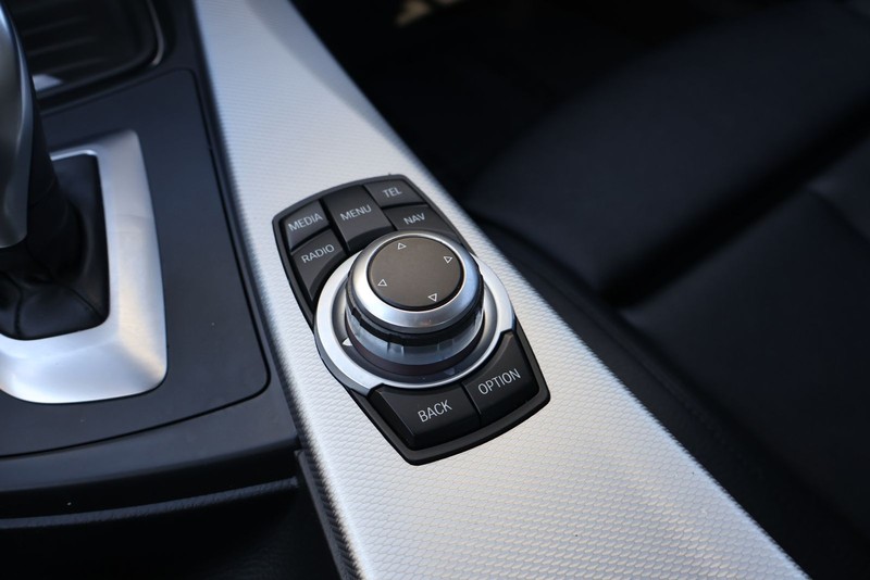 BMW 3 Series Vehicle Full-screen Gallery Image 34