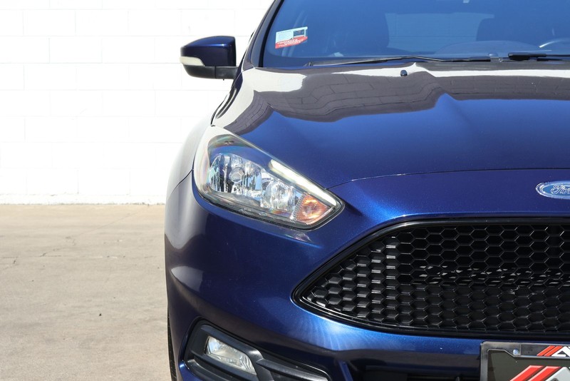 Ford Focus Hatchback Vehicle Full-screen Gallery Image 03