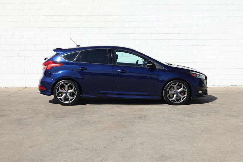 Ford Focus Hatchback Vehicle Full-screen Gallery Image 04