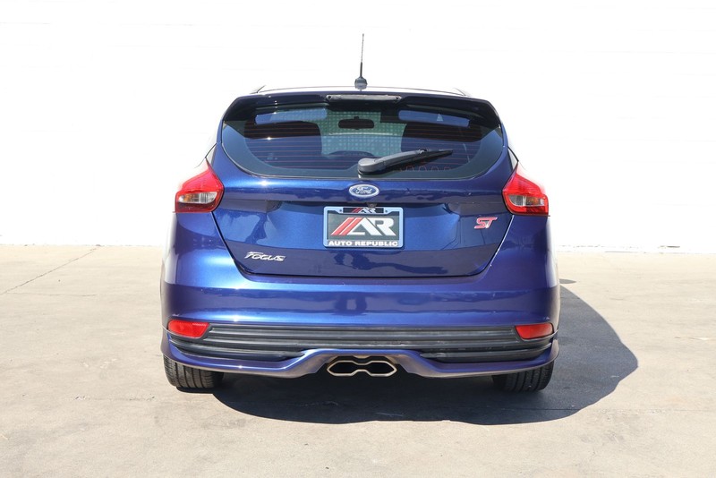 Ford Focus Hatchback Vehicle Full-screen Gallery Image 06