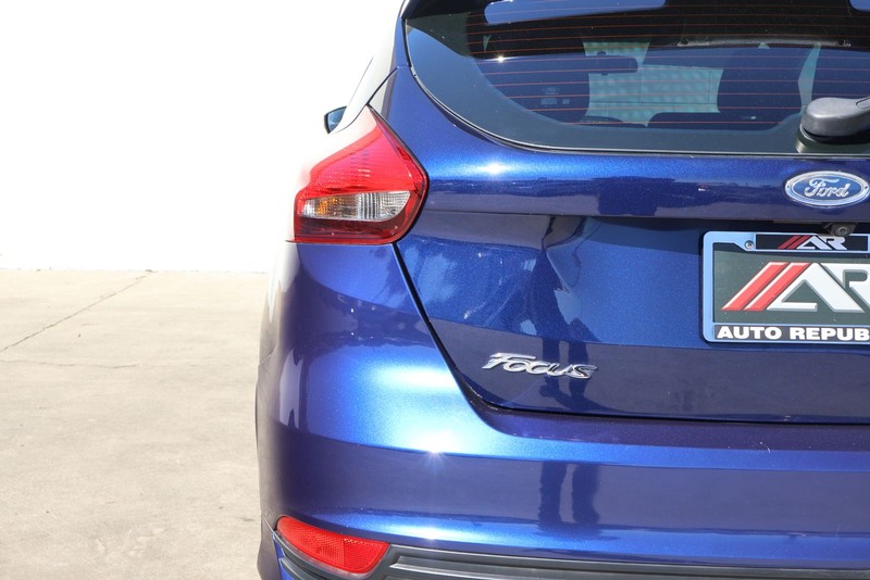 Ford Focus Hatchback Vehicle Full-screen Gallery Image 07