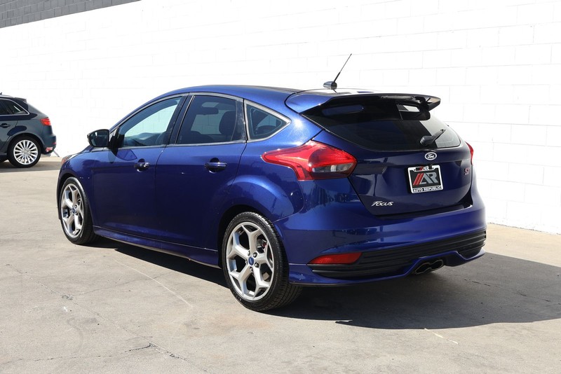 Ford Focus Hatchback Vehicle Full-screen Gallery Image 09