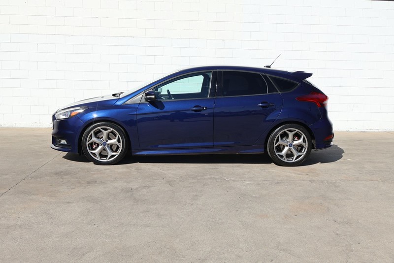 Ford Focus Hatchback Vehicle Full-screen Gallery Image 10