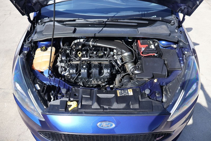 Ford Focus Hatchback Vehicle Full-screen Gallery Image 12