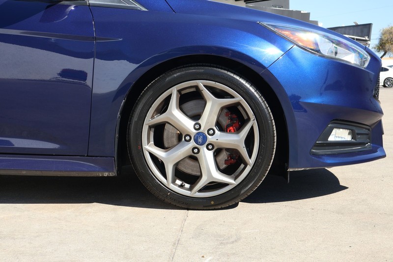 Ford Focus Hatchback Vehicle Full-screen Gallery Image 13