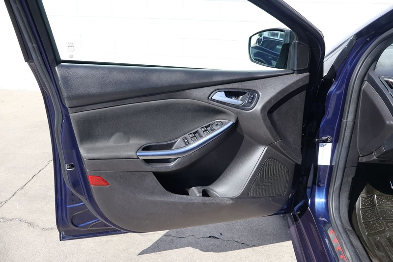 Ford Focus Hatchback Vehicle Full-screen Gallery Image 14