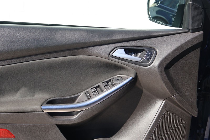 Ford Focus Hatchback Vehicle Full-screen Gallery Image 15