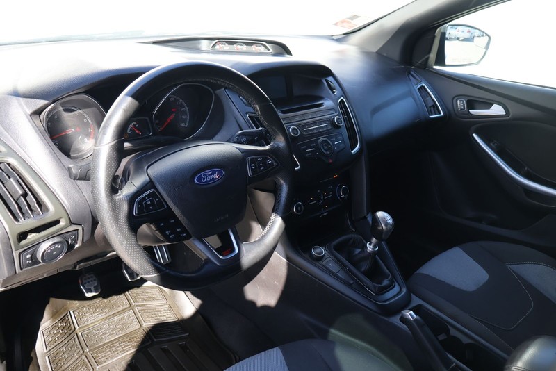 Ford Focus Hatchback Vehicle Full-screen Gallery Image 16