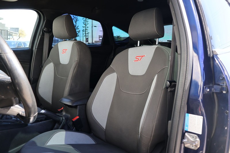 Ford Focus Hatchback Vehicle Full-screen Gallery Image 17