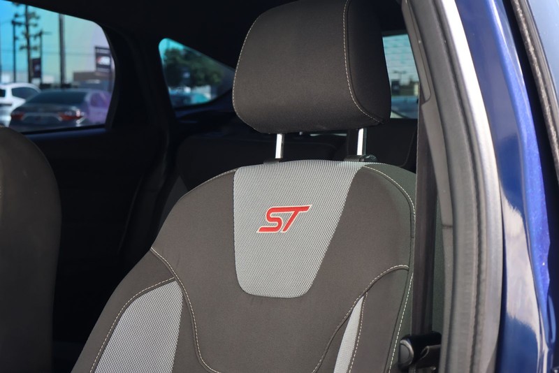 Ford Focus Hatchback Vehicle Full-screen Gallery Image 18