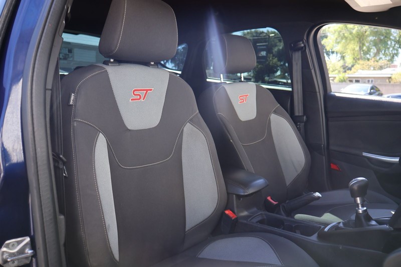 Ford Focus Hatchback Vehicle Full-screen Gallery Image 20