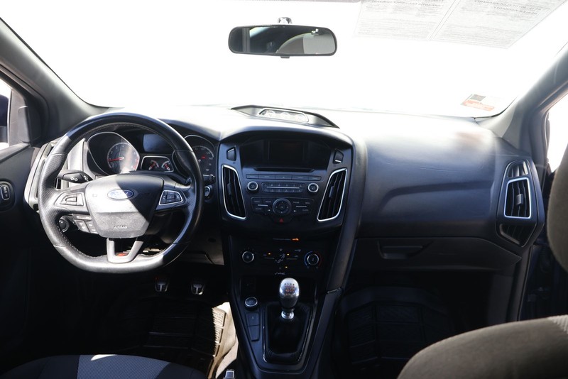 Ford Focus Hatchback Vehicle Full-screen Gallery Image 22