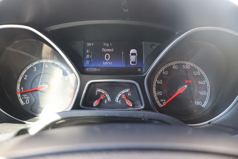 Ford Focus Hatchback Vehicle Full-screen Gallery Image 23