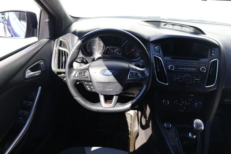 Ford Focus Hatchback Vehicle Full-screen Gallery Image 24