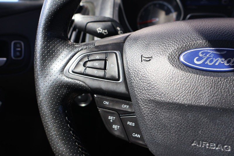 Ford Focus Hatchback Vehicle Full-screen Gallery Image 25