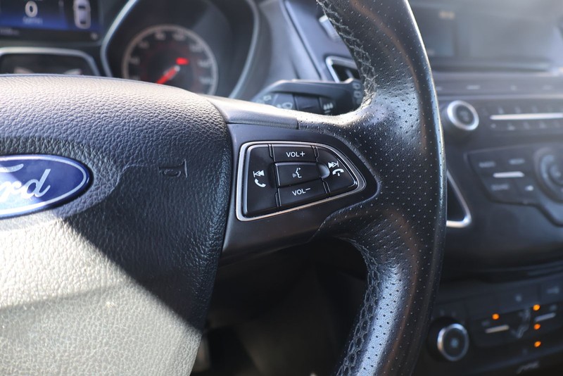 Ford Focus Hatchback Vehicle Full-screen Gallery Image 26