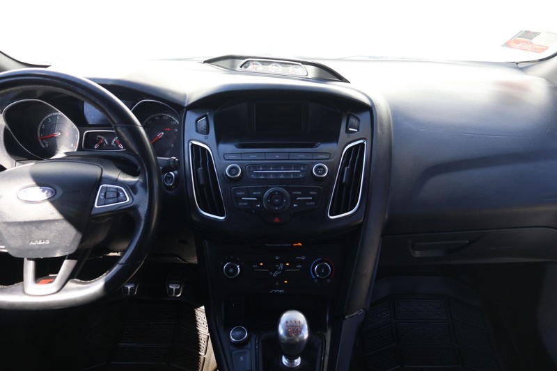 Ford Focus Hatchback Vehicle Full-screen Gallery Image 27