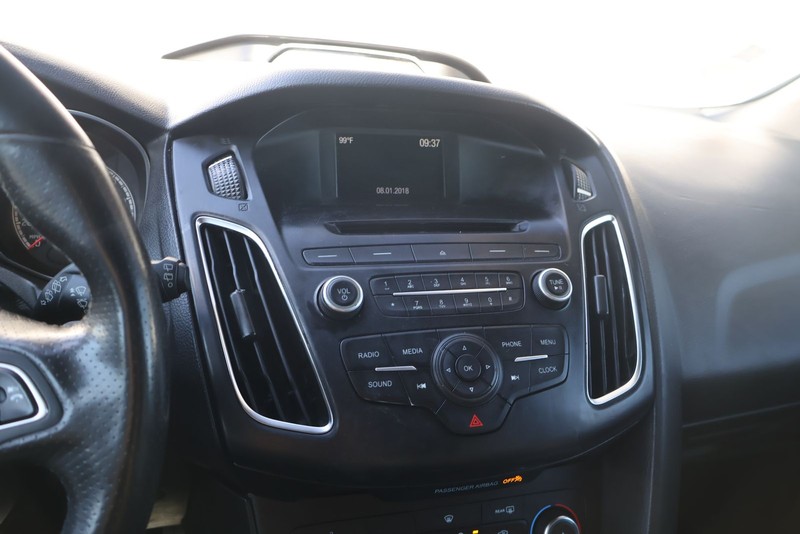 Ford Focus Hatchback Vehicle Full-screen Gallery Image 28