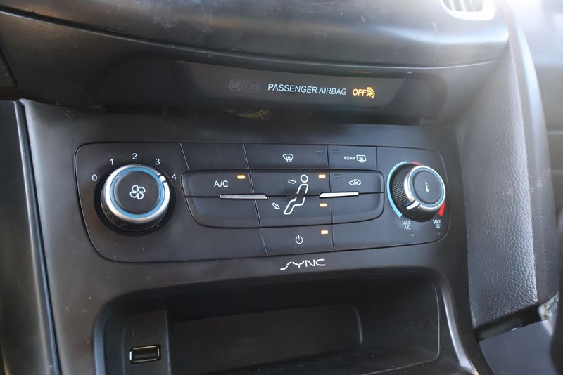 Ford Focus Hatchback Vehicle Full-screen Gallery Image 31