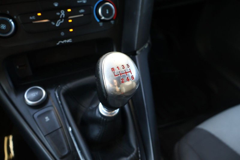 Ford Focus Hatchback Vehicle Full-screen Gallery Image 32