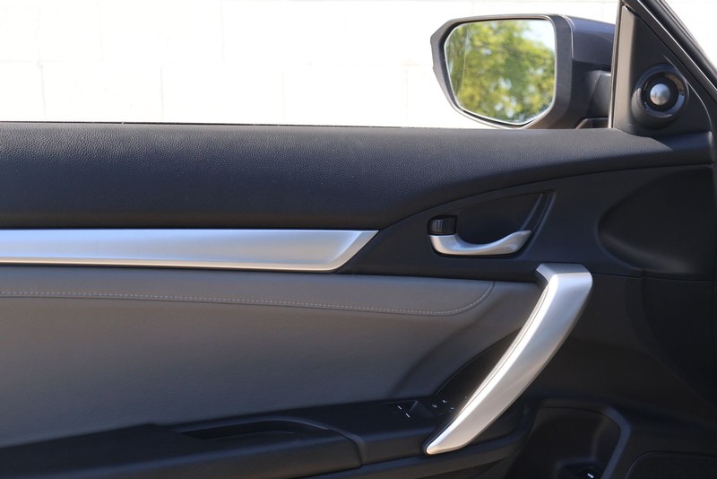 Honda Civic Coupe Vehicle Full-screen Gallery Image 15