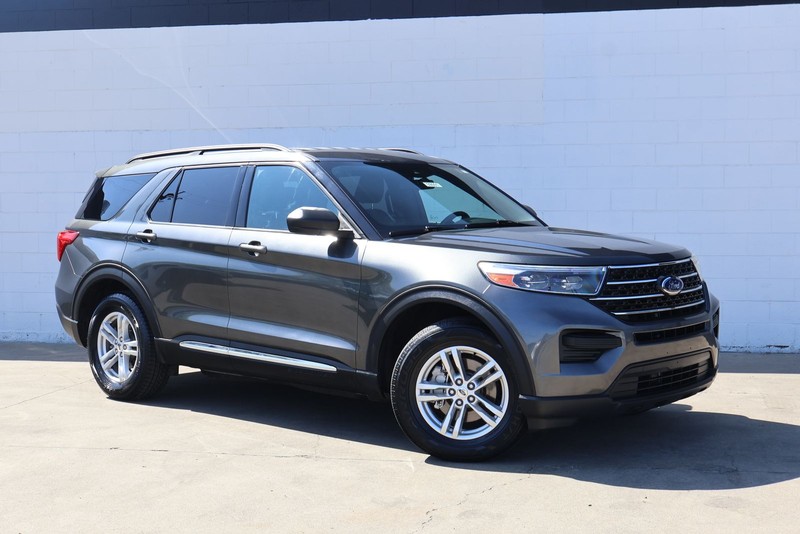 Ford Explorer Vehicle Full-screen Gallery Image 01