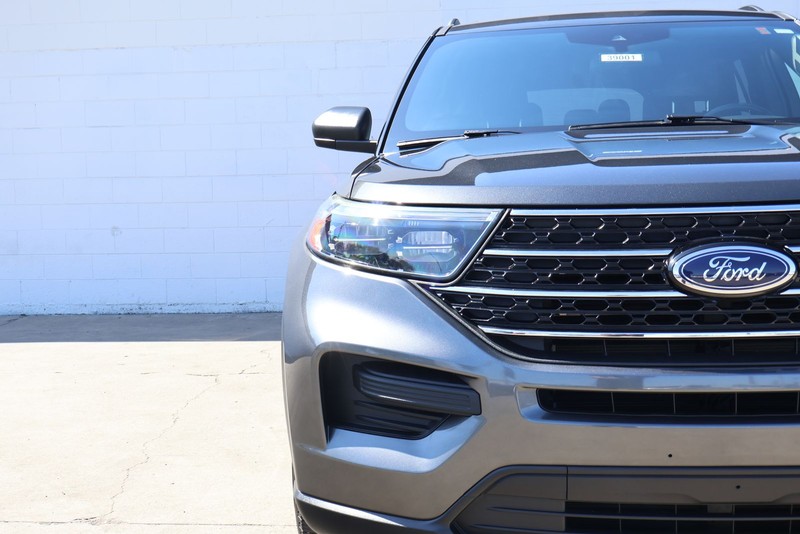 Ford Explorer Vehicle Full-screen Gallery Image 03