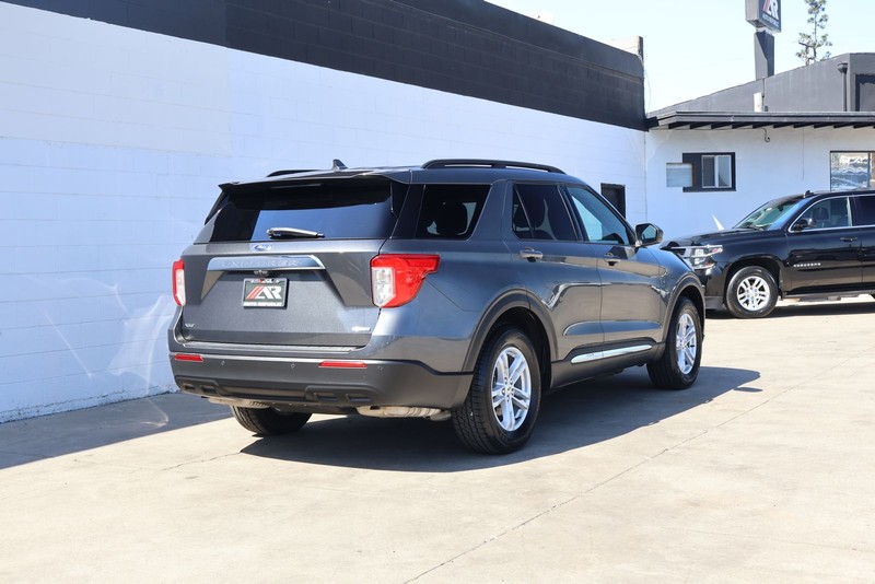 Ford Explorer Vehicle Full-screen Gallery Image 05