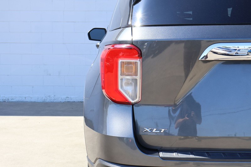 Ford Explorer Vehicle Full-screen Gallery Image 07