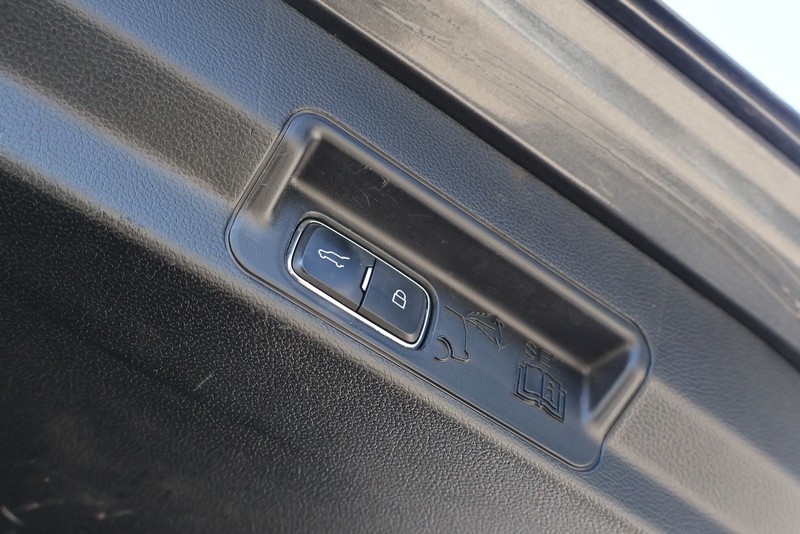 Ford Explorer Vehicle Full-screen Gallery Image 09