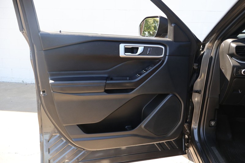 Ford Explorer Vehicle Full-screen Gallery Image 15