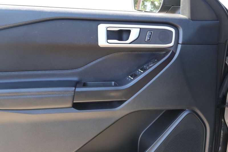 Ford Explorer Vehicle Full-screen Gallery Image 16