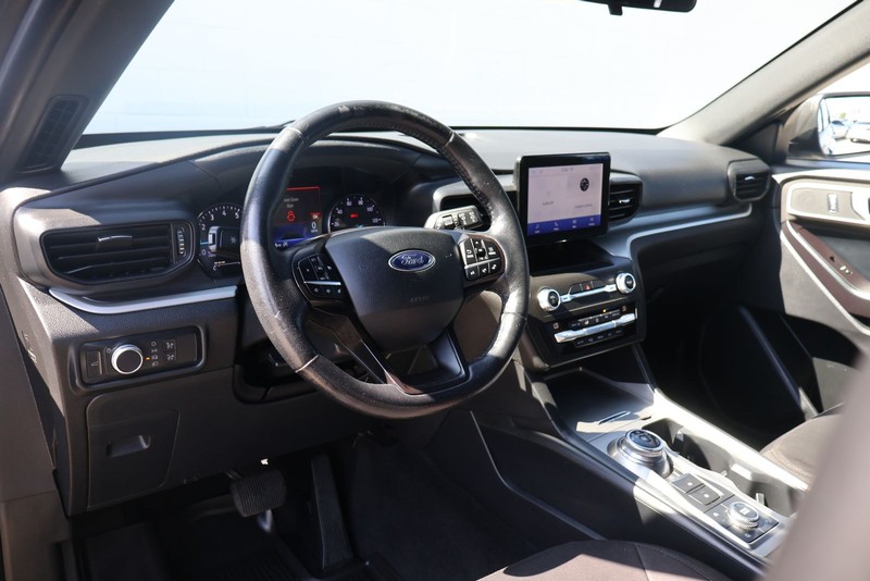 Ford Explorer Vehicle Full-screen Gallery Image 17